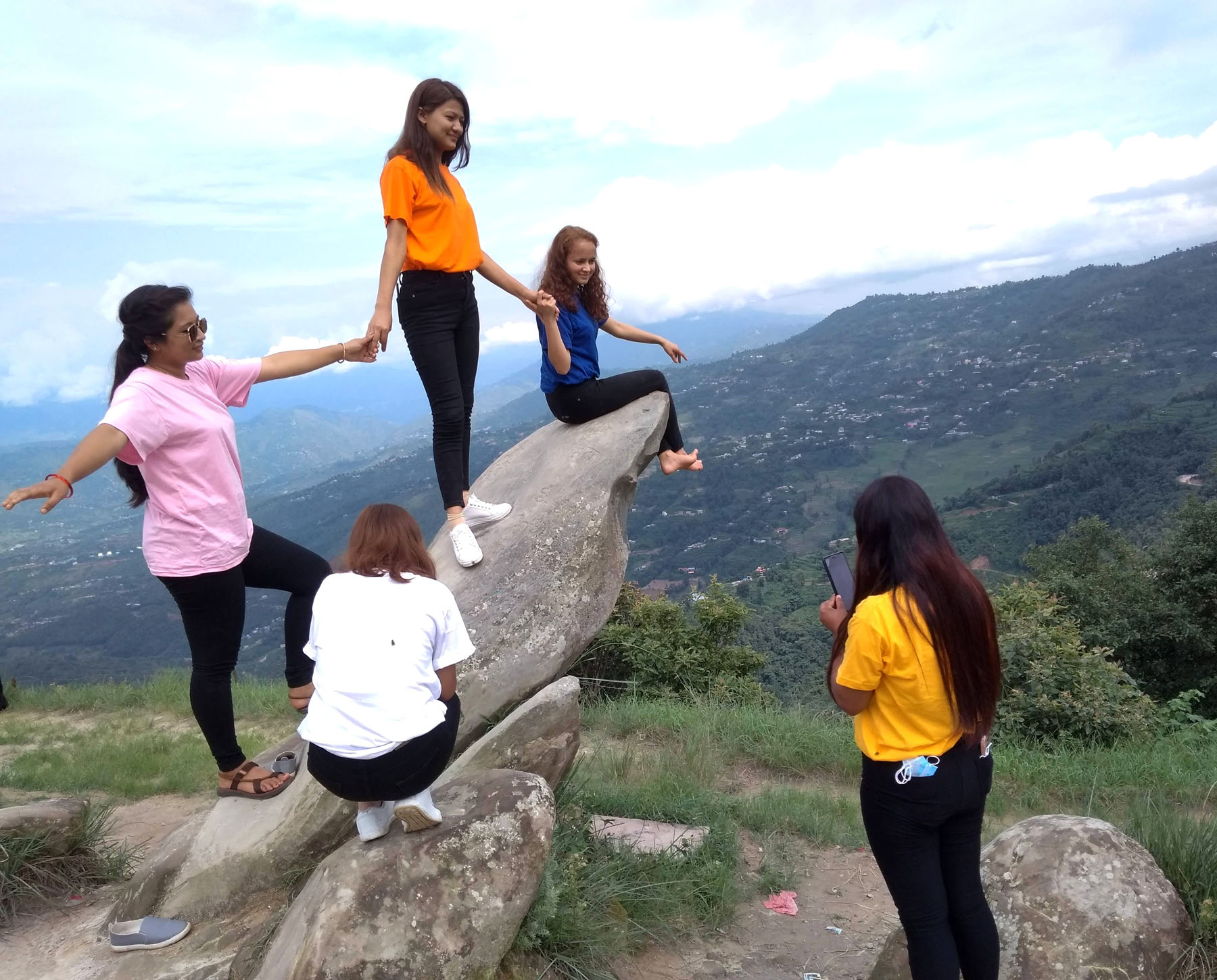 चुच्चे ढुङ्गामा आन्तरिक पर्यटक