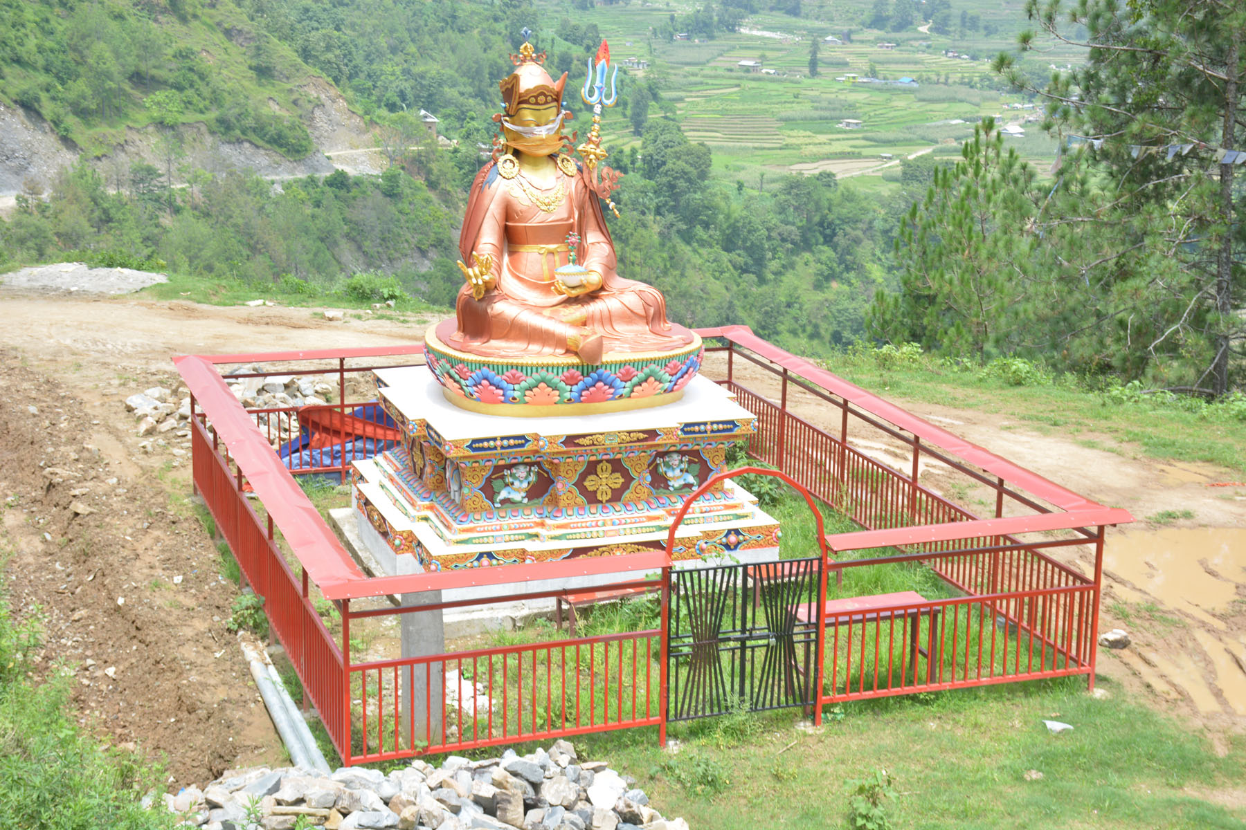 काभ्रेपलाञ्चोकमा २१ फिट अग्लो गुरु रेन्पोछेको मूर्ति