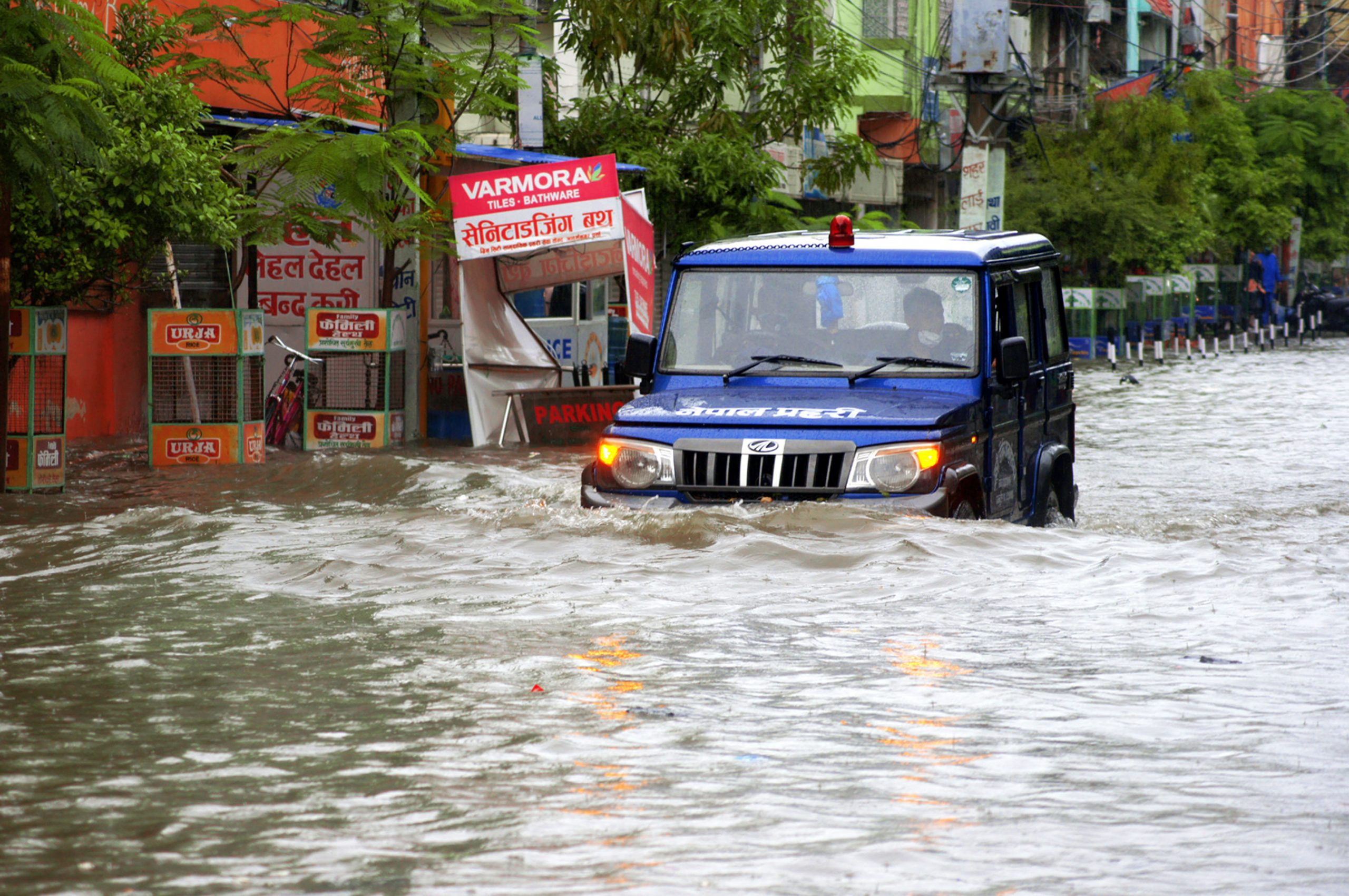 वर्षाले जलमग्न सडक, सावारी साधन आवतजावतमा समस्या