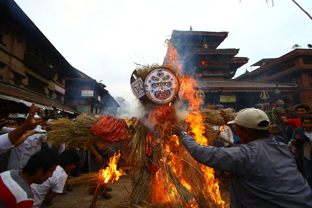 जोखिम छल्दै, परम्परा धान्दै