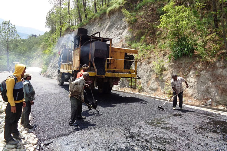 सडक कालोपत्र र ढलानलाई प्राथमिकता दिँदै स्थानीय तह
