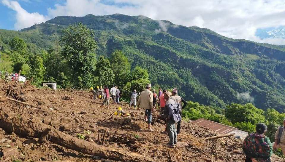 लमजुङमा पहिराले १८ घर पुरिए