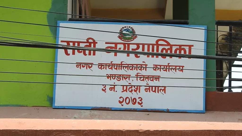 विपन्न परिवारको घर बनाउँदै राप्ती