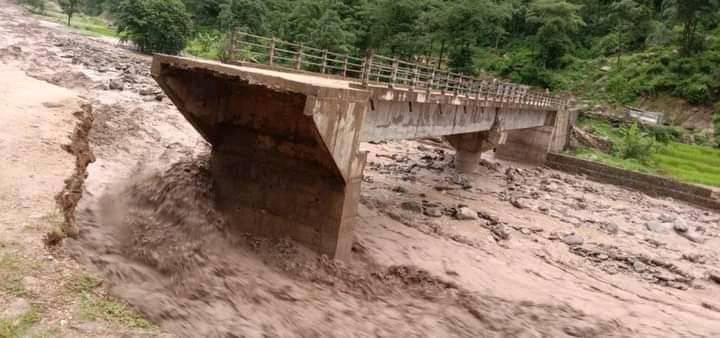 बाढीमा बगेर ज्यान गुमाउनेमध्ये तीन जनाको शव अझै सनाखत हुन सकेन