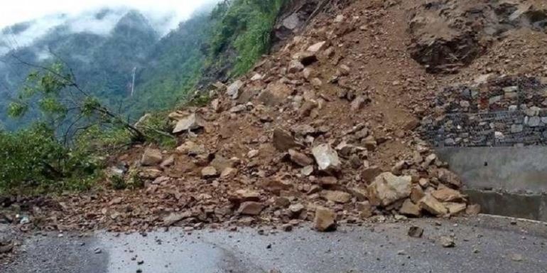 पहिरामा परी तीनको मृत्यु : पुष्पलाल लोकमार्ग अवरुद्ध