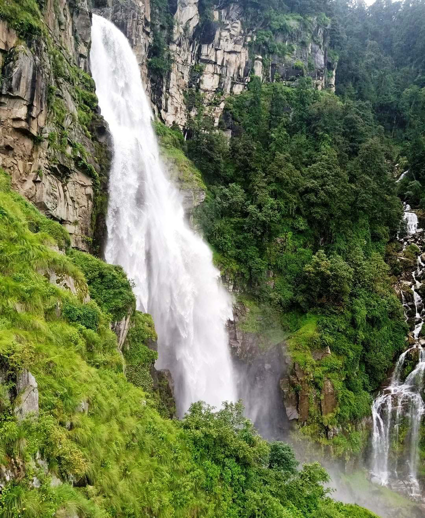 पर्यटकको आकर्षणको केन्द्र भेलछडा झरना