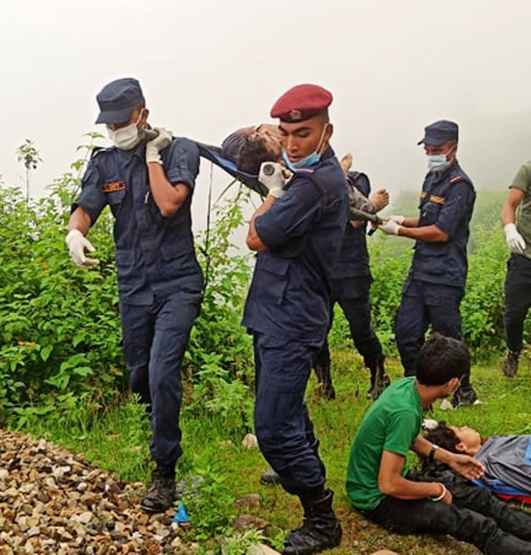 दुर्घटनामा परेको  घाइतेको उद्धार गर्दै प्रहरी