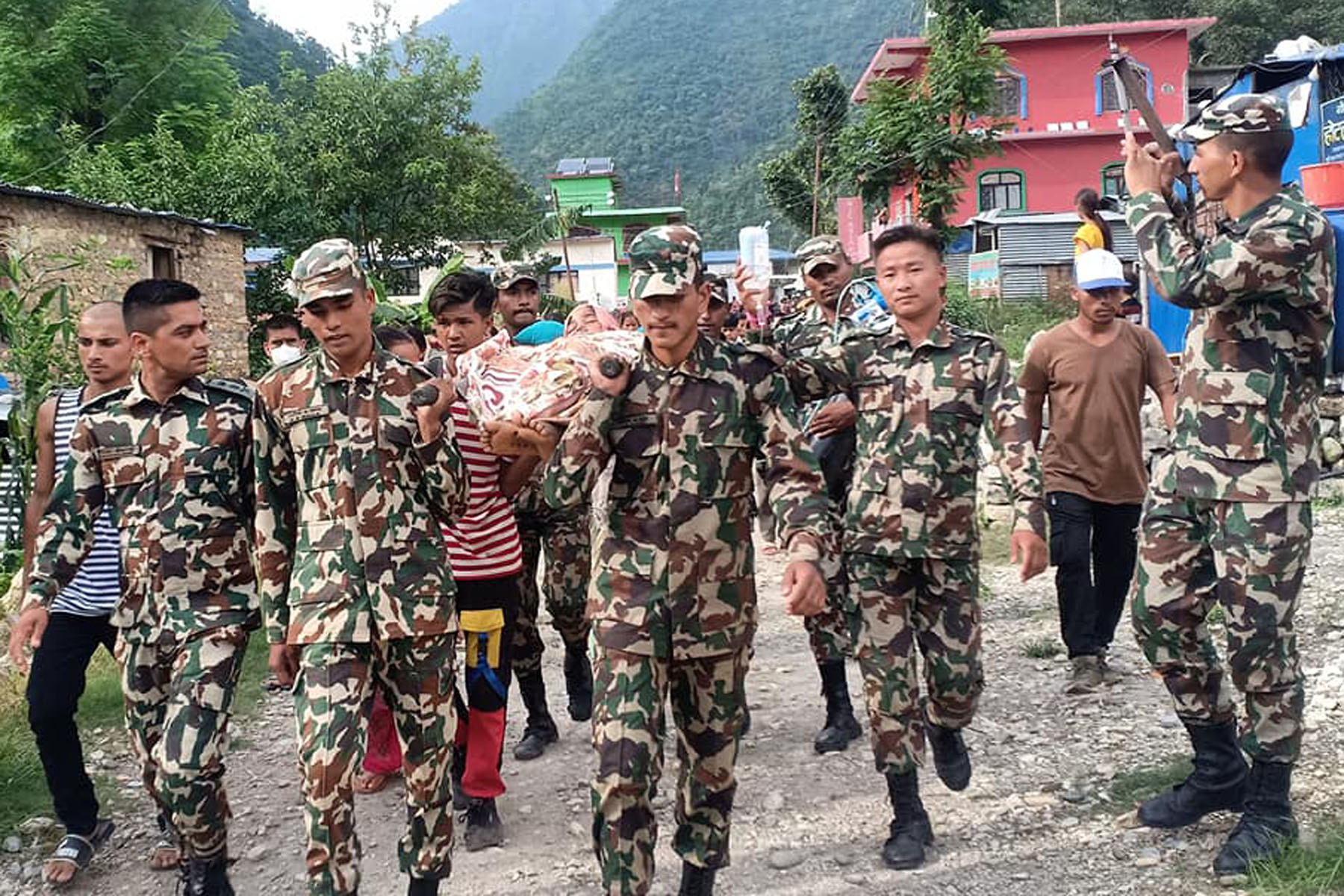 ढुङ्गाले लागेर घाइते भएकी बिसीको उद्धार