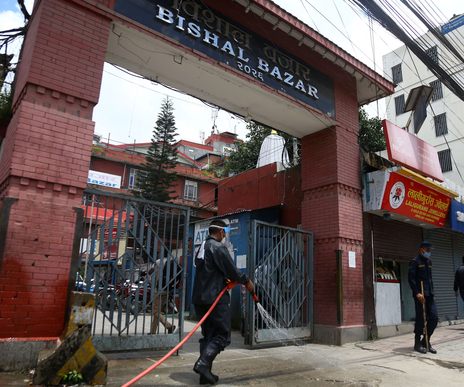 विशाल बजार क्षेत्रमा कीटनाशक औषधि छर्कँदै