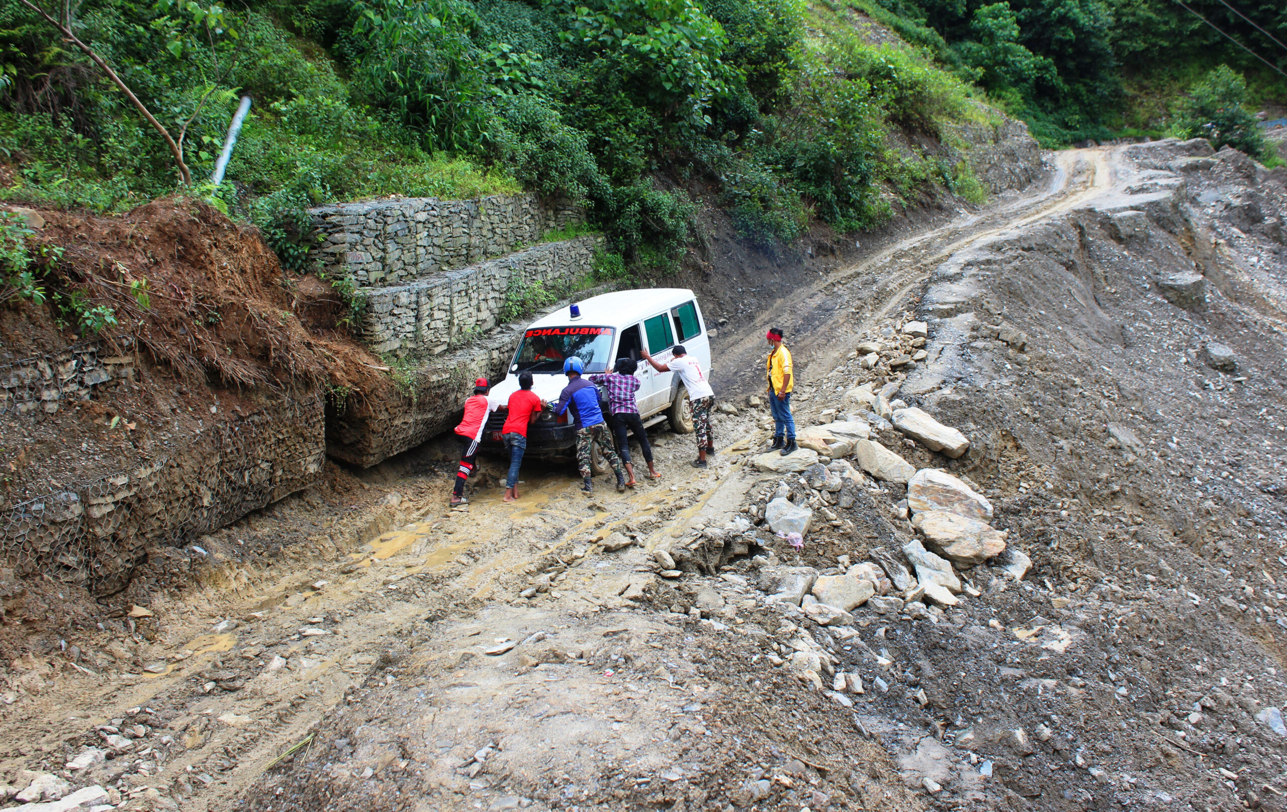 लोकमार्गमा फसेको एम्बुलेन्स