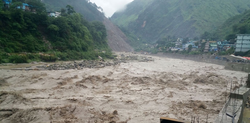 महाकालीमा पानीको सतहबारे स्वचालित यन्त्रले जानकारी दिँदै