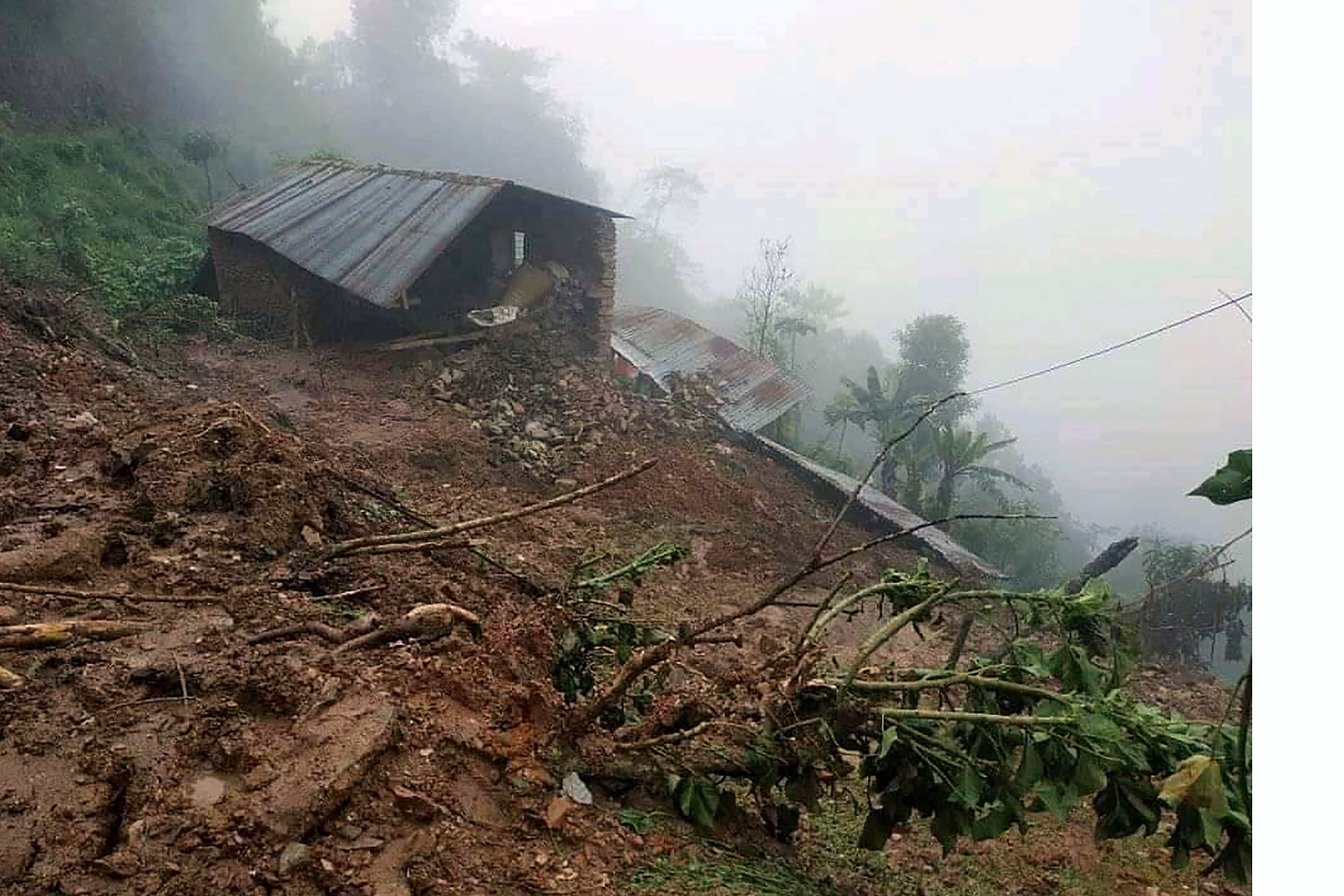 मेलम्ची शिखरपुरका १५ घर जोखिममा