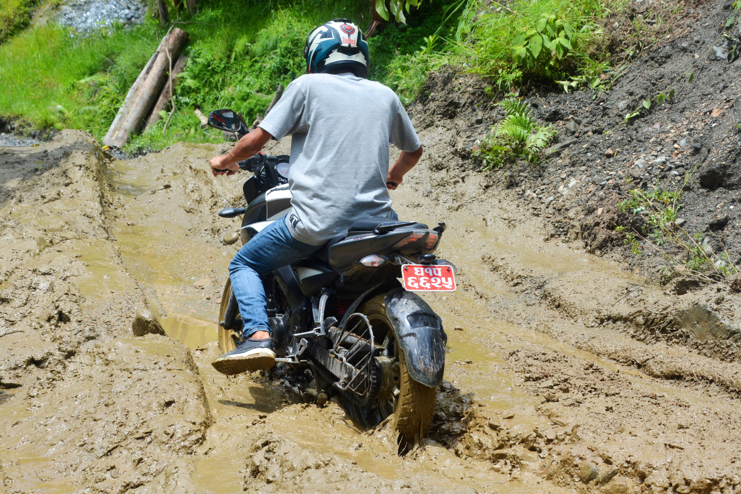 हिलाम्मे सडकमा जोखिम मोलेर मोटरसाइकल चलाउँदै युवक
