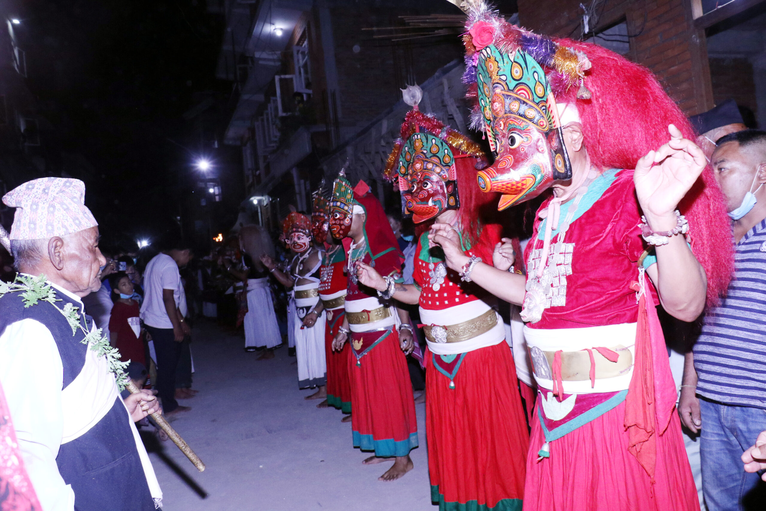 ऐतिहासिक नीलबाराही नाच प्रस्तुत गर्दै देवगण