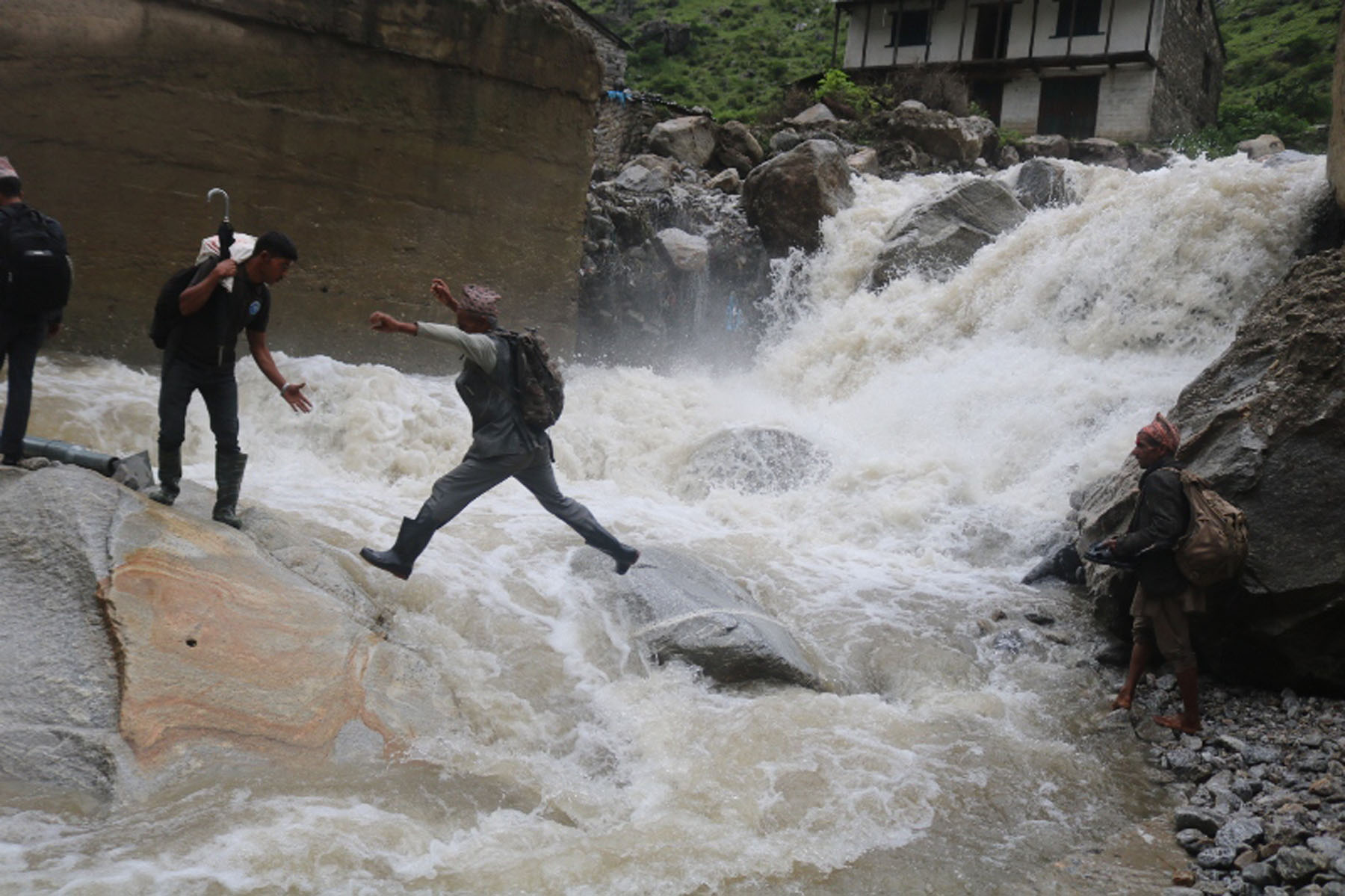 पुल नहुँदा खोलामा हाम्फालेर जोखिम यात्रा