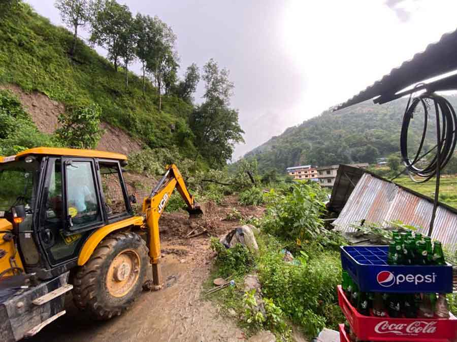 सिन्धुपाल्चोकमा पहिराले पुरेर १० को मृत्यु : मेलम्ची पहिरामा हराएका आठ शव फेला
