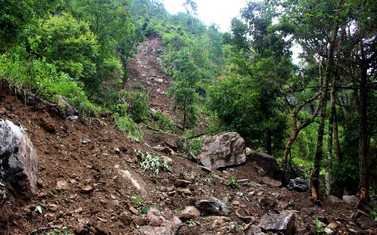 बस्तीमाथिको ढुङ्गाले ३५ घर जोखिममा
