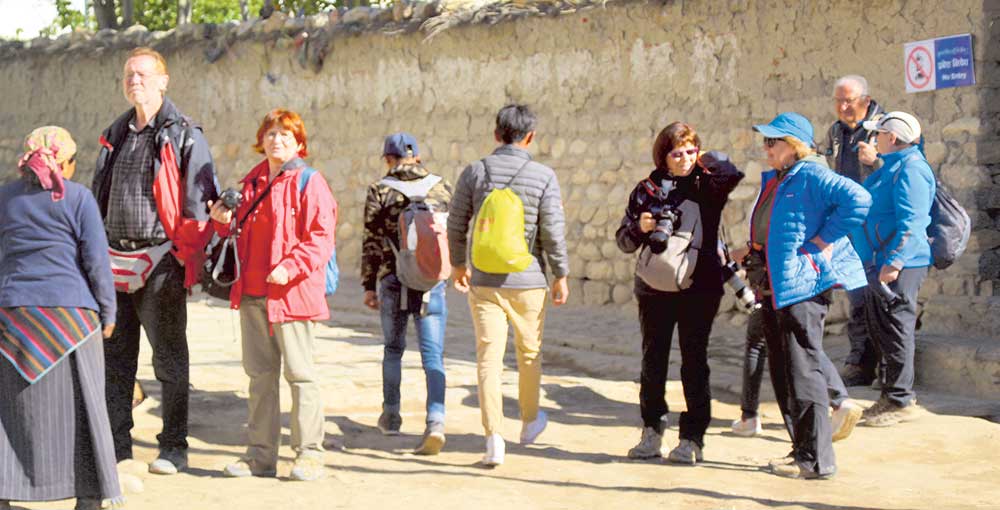 पश्चिमी सीमा नाका गड्डाचौकी भएर ६०० विदेशी पर्यटक भित्रिए