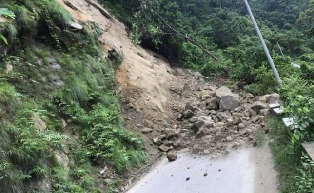 सहस्रधारामा पहिरो, मध्यपहाडी लोकमार्ग अवरुद्ध