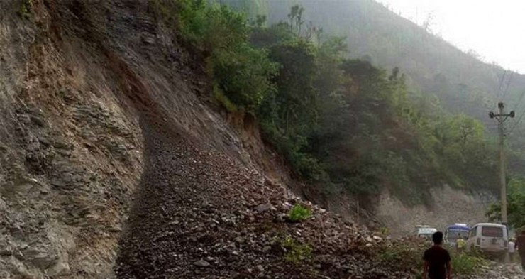 चार किलोमा पहिरो खसेसँगै नरायणगढ–मुग्लिन सडक खण्ड अबरुद्ध