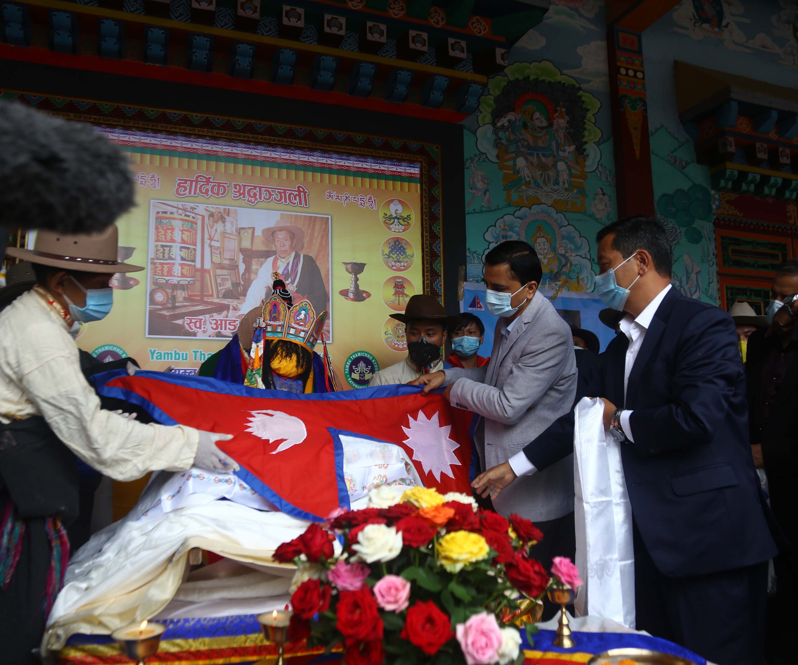 कीर्तिमानी आरोही स्व आङ्रिता शेर्पाको पार्थिव शरीरमा राष्ट्रिय झण्डा ओडाउँदै: पर्यटनमन्त्री भट्टराई