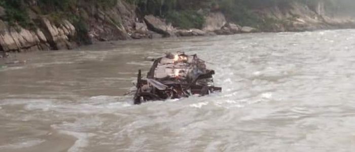 त्रिशूली नदीमा पेट्रोल बोकेको ट्याङ्कर खसेर आगलागी, चालक र सहचालक बेपत्ता