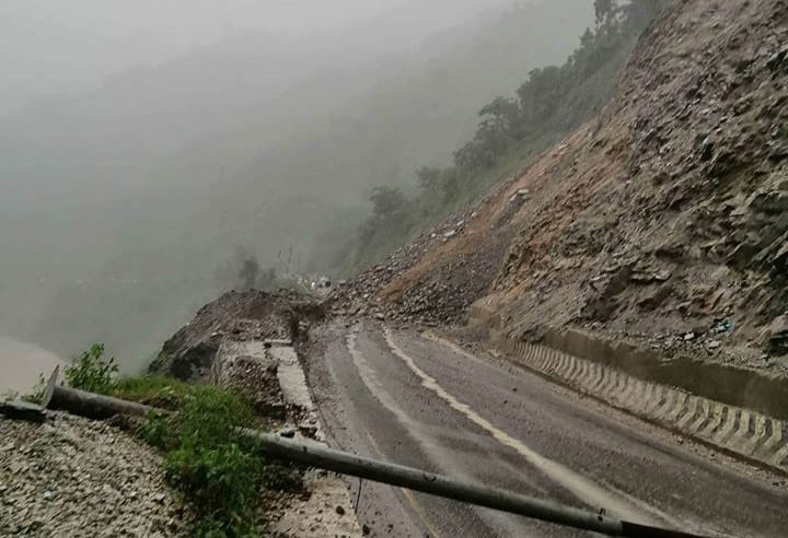 पृथ्वीराजमार्गका २०  ठाउँमा पहिरो