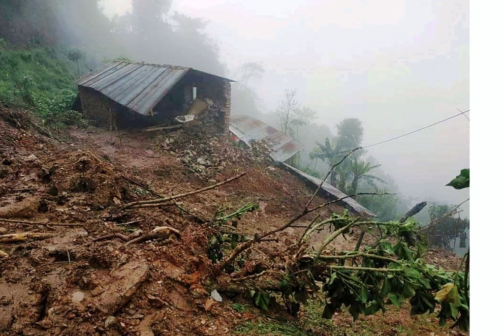 कुखुराको खोरमा आश्रय लिँदै पहिरो पीडित
