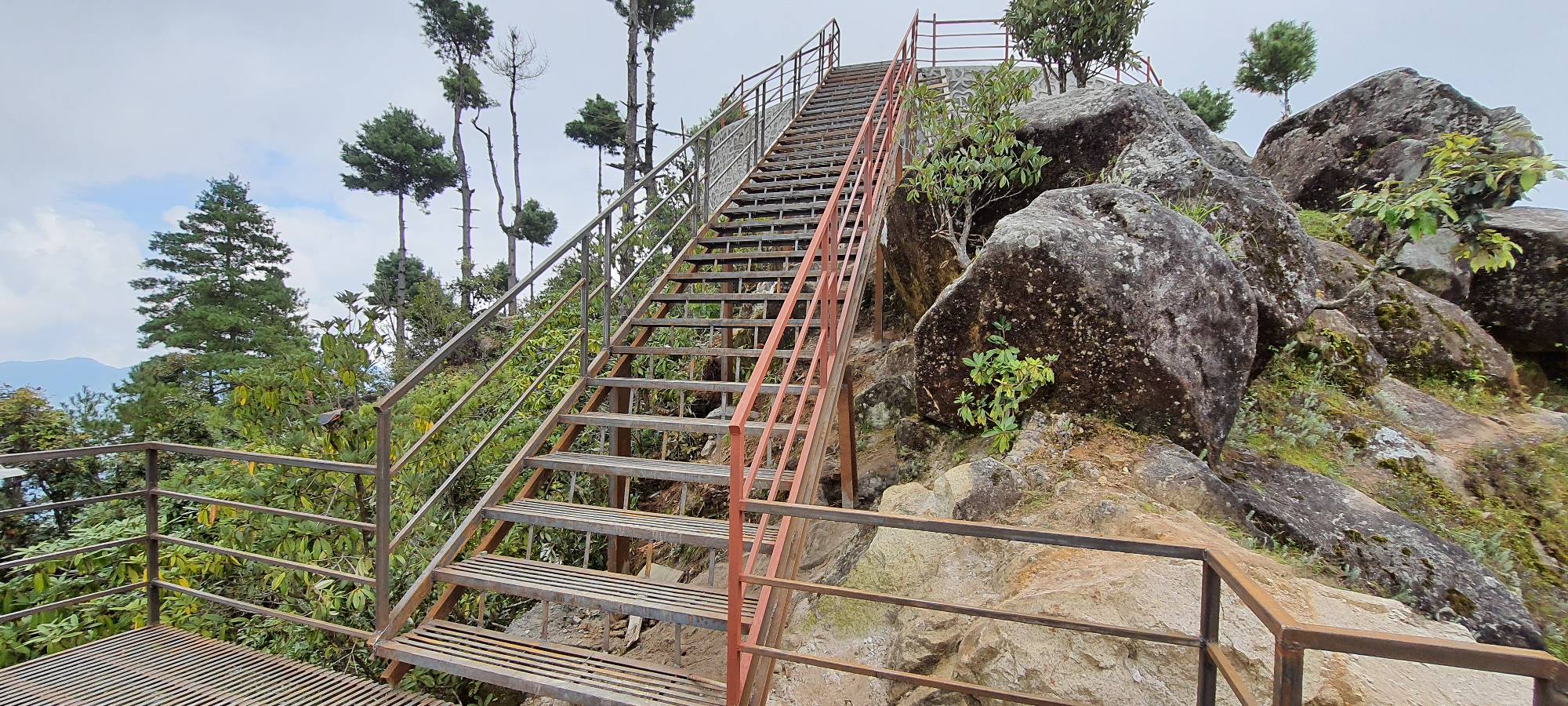 दामनमा बन्यो नेपालकै अग्लो फलामे भर्‍याङ