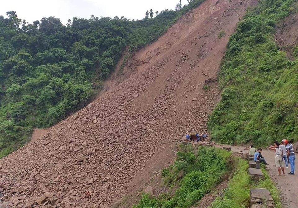 अविरल वर्षाका कारण खसेको पहिराले स्कार्पियो पुरिँदा एक जनाको मृत्यु