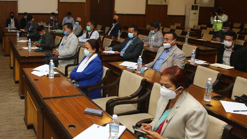 पिसिआर नेगेटिभ नआई अस्पतालबाट बिरामीलाई नपठाइयोस् – संसदीय समितिमुलुकभर कोभिड–१९ को महामारी बढिरहेका सन्दर्भमा संसदीय समितिले सङ्क्रमण न्यूनीकरण तथा रोकथाम गर्न थप प्रभावकारी रणनीतिक योजना बनाउन सरकारलाई सुझाव दिएको छ । प्रतिनिधिसभा, राज्य व्यवस्था तथा सुशासन समितिले कोभिड–१९ को सङ्क्रमण न्यूनीकरण र रोकथामका लागि समुदायस्तरमा रहेका निवृत्त स्वास्थ्यकर्मी, जनस्वास्थ्यविद्, विभिन्न सामाजिक कार्यमा संलग्न सङ्घसंंथालाई समेत परिचालनको प्रभावकारी योजना बनाएर काम गर्न सुझाव दिएको हो ।      समितिले कोभिड–१९ को सङ्क्रमित होम आइसोलेशनमा रहने व्यवस्थाले सबै सङ्क्रमितले समयमै स्वास्थ्यकर्मीबाट परीक्षणमा पहुँच र निगरानी तथा अनुगमन सहज नहुने भएकाले त्यसतर्फ गम्भीर हुन सरकारलाई सुझाव दिएको सभापति शशी श्रेष्ठले जानकारी दिनुभयो । भर्चुअल माध्यमबाट भएको समितिको पछिल्लो बैठकको निर्णयमा भनिएको छ, आवश्यक स्वास्थ्य सुरक्षा सतर्कताबिना नै आफूखुशी बस्दा अन्यलाई सङ्क्रमण सर्ने उच्च जोखिम देखिएकाले होम आइसोलेशनमा बस्न सम्भव नहुनेको सुरक्षित र भरपर्दो स्थानमा उपचार र व्यवस्थापन गर्न सरकारले जिम्मा लिनुपर्छ ।     संयुक्त परिवारमा बस्ने हाम्रो संस्कार, शहरका एकाध घर छाडेर आर्थिक अवस्थाले एउटै कोठामा डेरामा बस्नुपर्ने बाध्यता, त्यसबाट हुनसक्ने सङ्क्रमणको जोखिमको पक्षलाई मनन गरी उपचारको दायित्व राज्यले नै लिनुपर्छ भन्ने समिति सदस्यको मत थियो । यस्ता विषयलाई समयमै सम्बोधन गर्ने नीति नभएमा स्थिति थप भयावह हुन सक्नेतर्फ सचेत रहन सदस्यले सरकारको ध्यानाकर्षण गराउनुभएको थियो ।       सरकारले कोभिड–१९ जोखिमको समयमै आँकलन गरी रोकथाम र नियन्त्रणलाई उच्च प्राथमिकता दिई लिएको लकडाउनसम्बन्धी नीति र हाल अघि बढाइको व्यवस्थापन विधि अरु मुलुकको तुलनामा निकै प्रभावकारी भएको जनाउँदै आएको छ ।      सङ्घीय संसद्मा प्रमुख प्रतिपक्ष दल नेपाली काँग्रेसले भने कोभिड–१९ रोकथाम र नियन्त्रणको प्रभावकारी कार्ययोजना नआएको भनी आलोचना गर्दै आएको छ । मुलुकमा नभएर बाहिर पठाउनुपर्ने स्थितिबाट अहिले पिसिआर परीक्षण ४० भन्दाबढी ठाउँमा विस्तार भएको,  स्वास्थ्य सामग्रीको व्यवस्थापन गरिएको, ठूलो सङ्ख्यामा बिरामी रहनसक्ने आइसोलेशन र क्वारेन्टिन निर्माण एवं कोभिड–१९ अस्पतालको बन्दोबस्ती तथा  आवश्यक  भेन्टिलेटरको छोटो समयमै व्यवस्था गरेको कुरालाई प्रतिपक्षले हल्कारुपमा लिन नमिल्ने सरकारको भनाइ छ ।      समितिले कोभिड–१९ को उपचार र व्यवस्थापनमा अग्रपङ्क्तिमा खटिरहेका स्वास्थ्यकर्मी र सुरक्षाकर्मीलाई पिपिई, फेसशिल्ड, पञ्जा, मास्कलगायतका अत्यावश्यक सुरक्षा सामग्री सहज र अनिवार्य उपलब्ध गराउन पनि सरकारलाई निर्देश गरेको छ ।