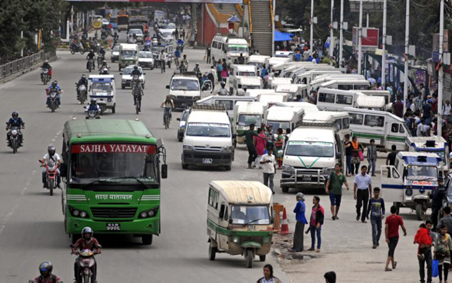 सार्वजनिक यातायात : ‘न स्यानिटाइजर न दूरी, भाडामात्र बढी’