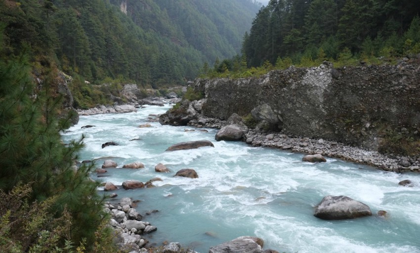 कमेरो खन्न गएका युवक दूधकोशीमा बेपत्ता