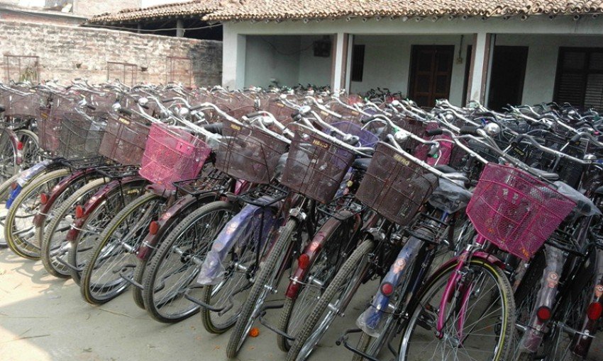 सामुदायिक विद्यालयका छात्रालाई साइकल