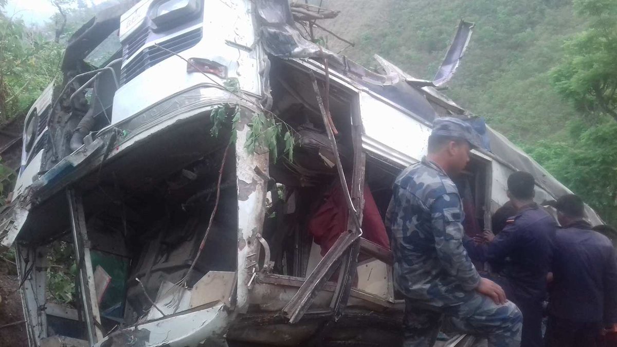 आज बिहान भएको प्युठानको बस दुर्घटनामा चालकको मृत्यु, तीन घाइते