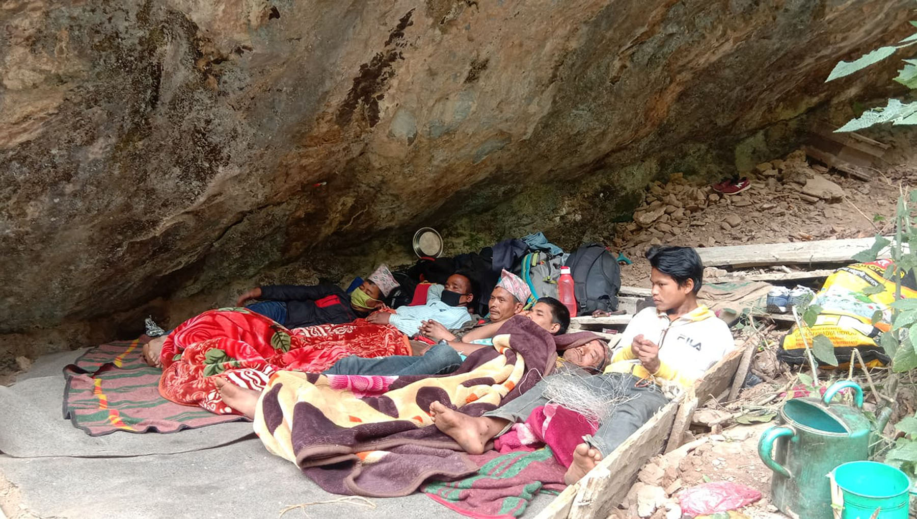 लकडाउनले गरिब जनता ओडारमा बस्न बाध्य
