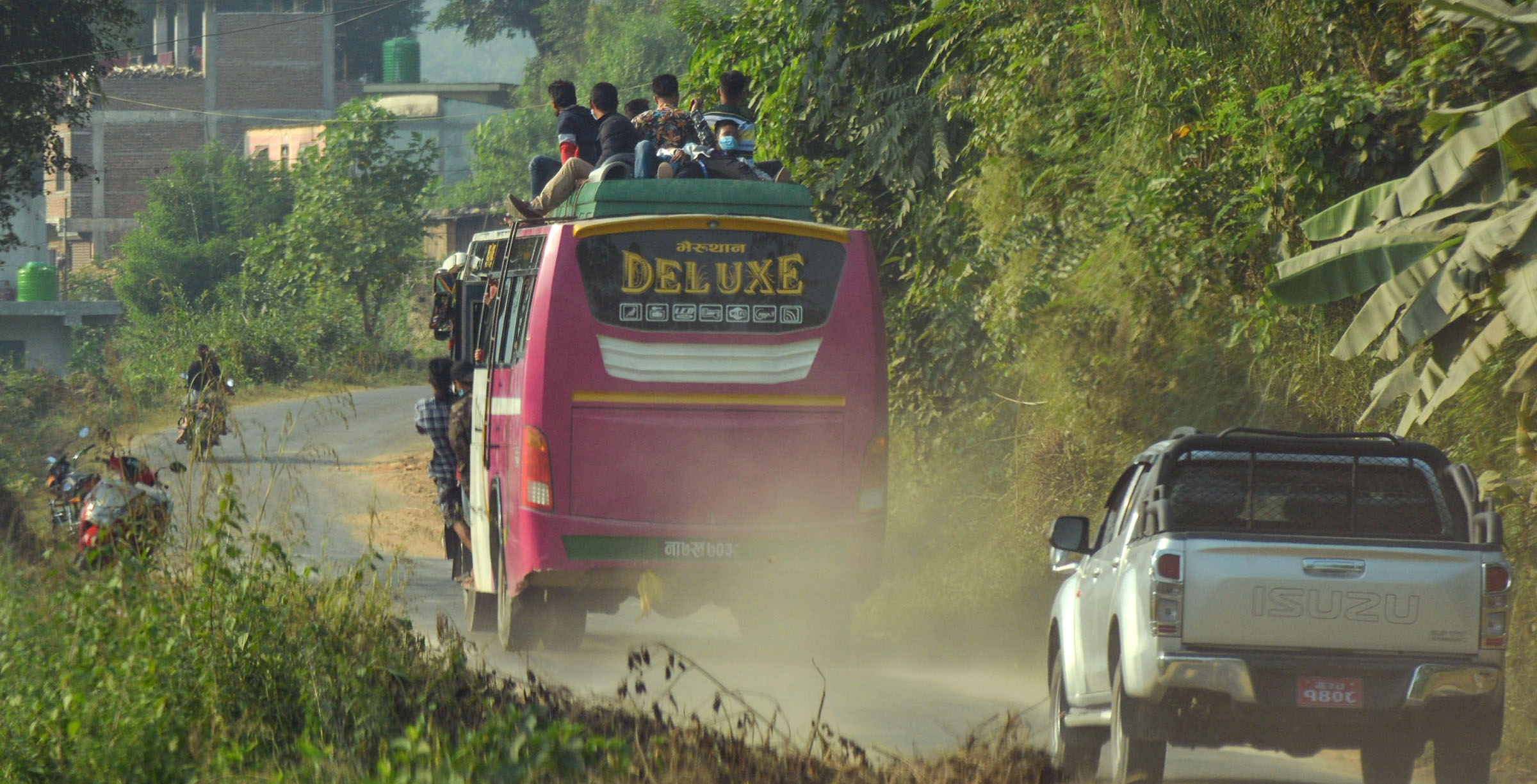 छतमा चढेर यात्रा