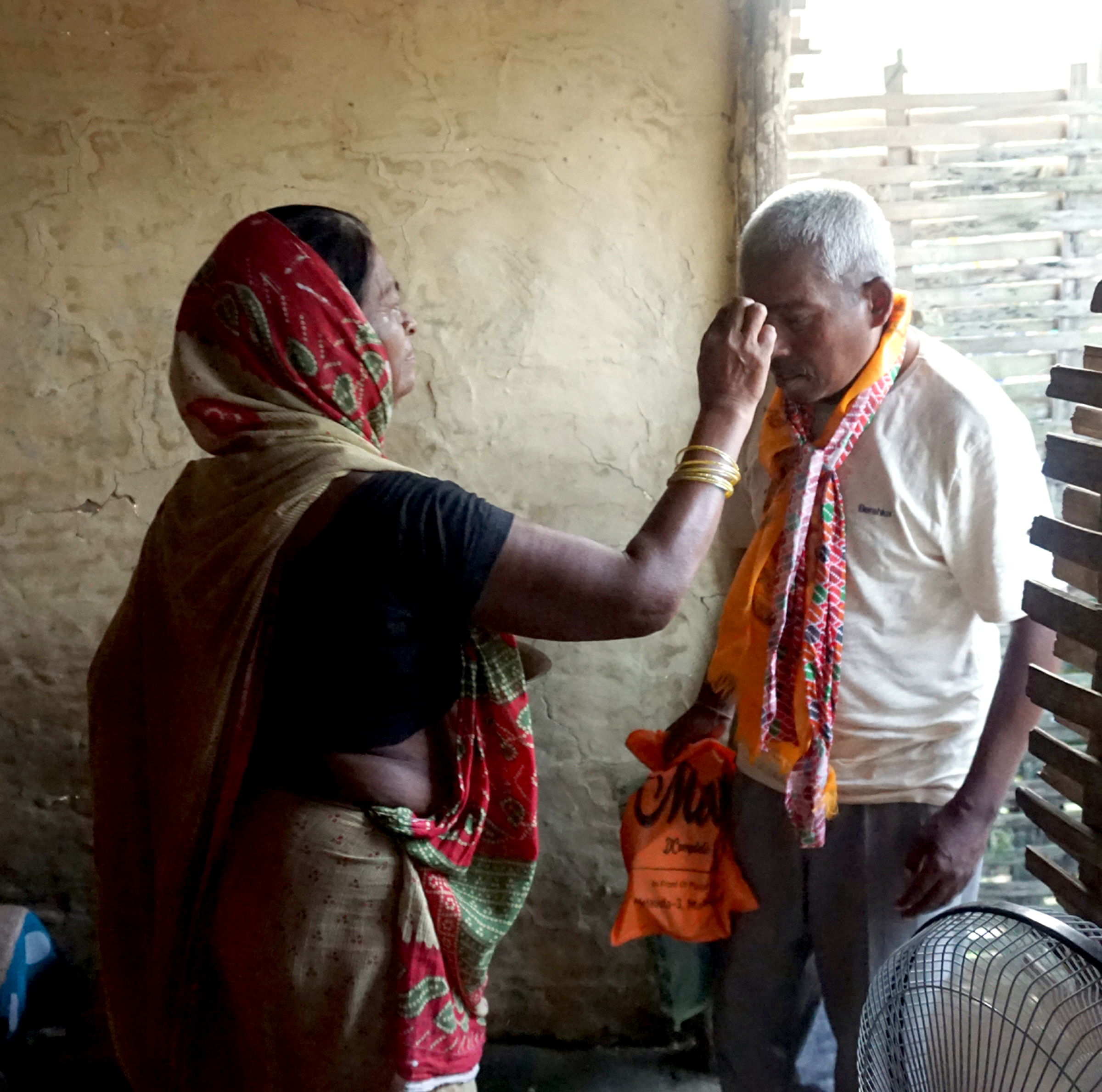 तेह्र वर्षसम्म साङ्लोमा बाँधिएका मनोरोगी उमाकान्तको गृहप्रवेश