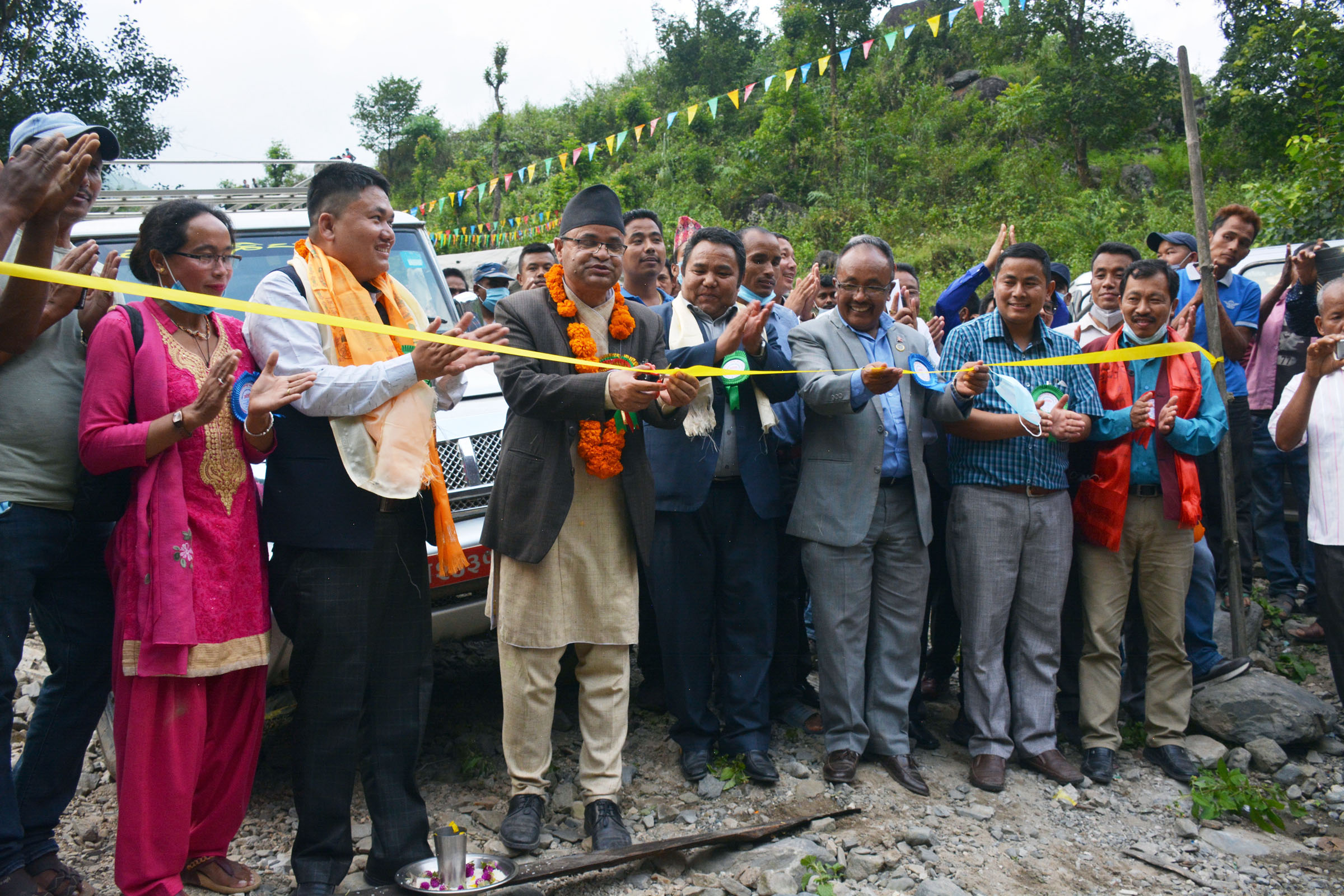भौतिक तथा पूर्वाधार विकासमन्त्री रामेश्वर फुयालद्वारा देवीटार जोड्ने सडक खण्डको उद्घाटन