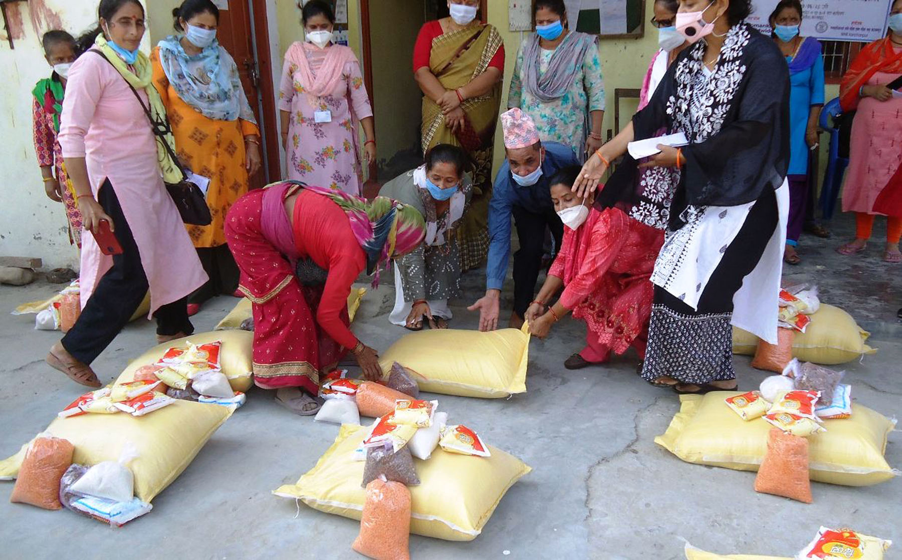 विपन्न तथा एकल महिलालाई  खाद्यान्न वितरण