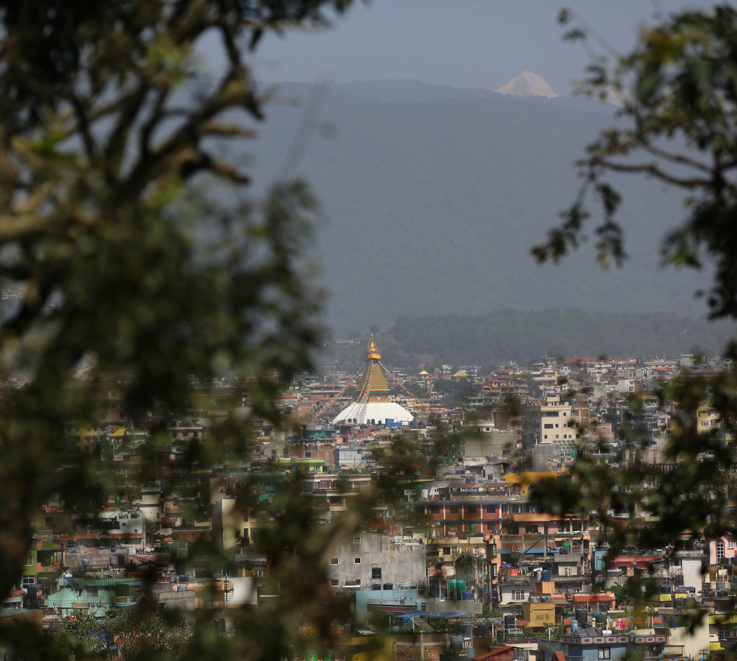पशुपतिक्षेत्रबाट देखिएको बौद्ध स्तुपा र हिमशृङ्खला