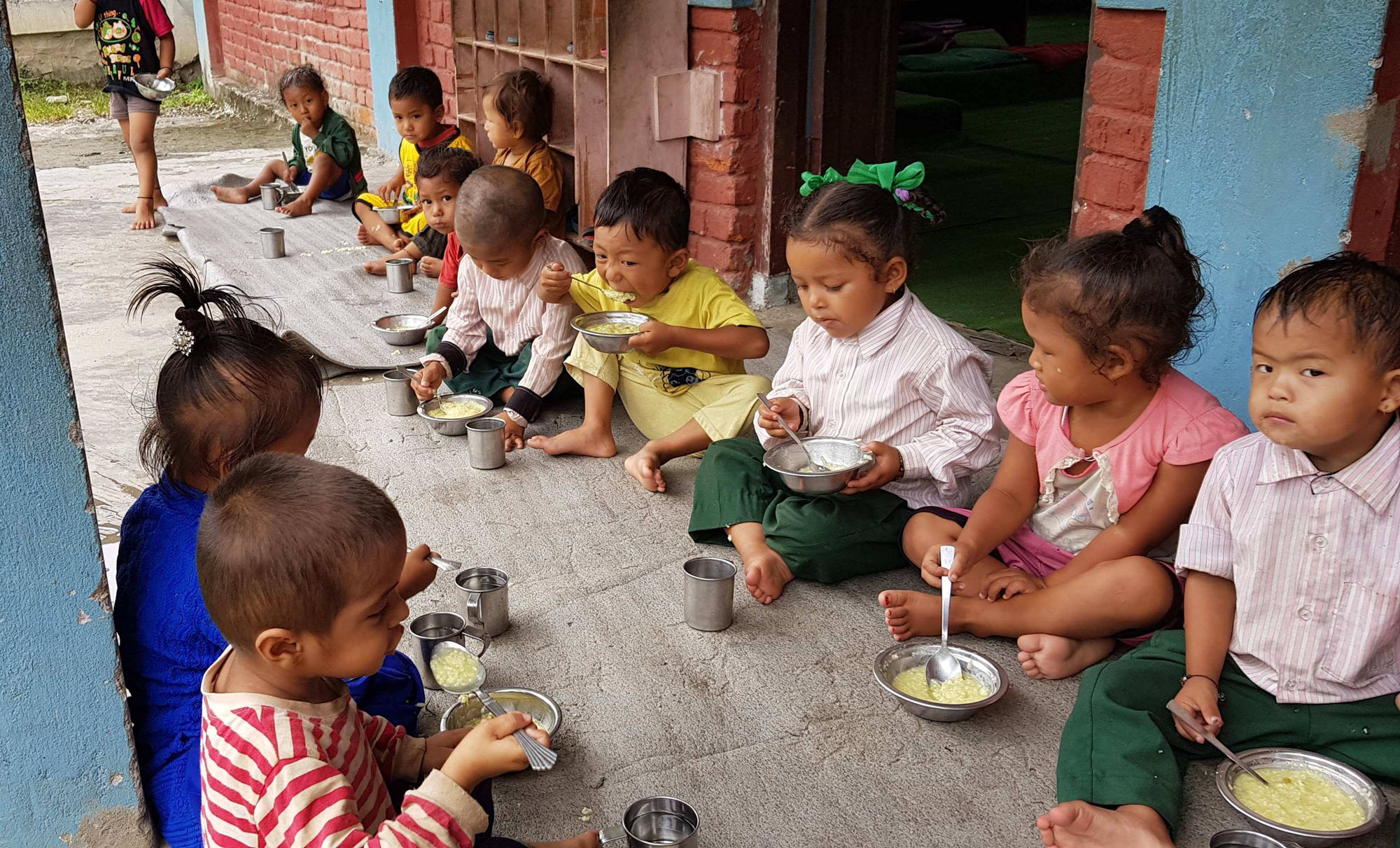 विद्यालय बन्द भए पनि बालबालिकाको घरघरमा दिवा खाजा