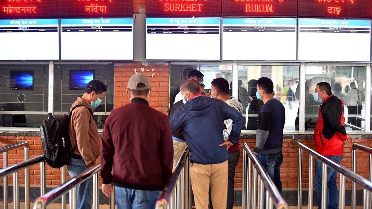 दशैँका यात्रुलाई महामारीको त्रास : उपत्यका भित्रिने र छाड्ने घटे