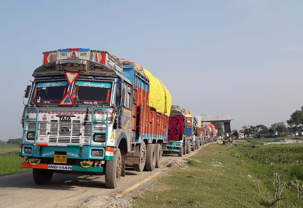 मुख्य नाका बन्द हुँदा पनि भारततर्फ बाक्लो आवतजावत