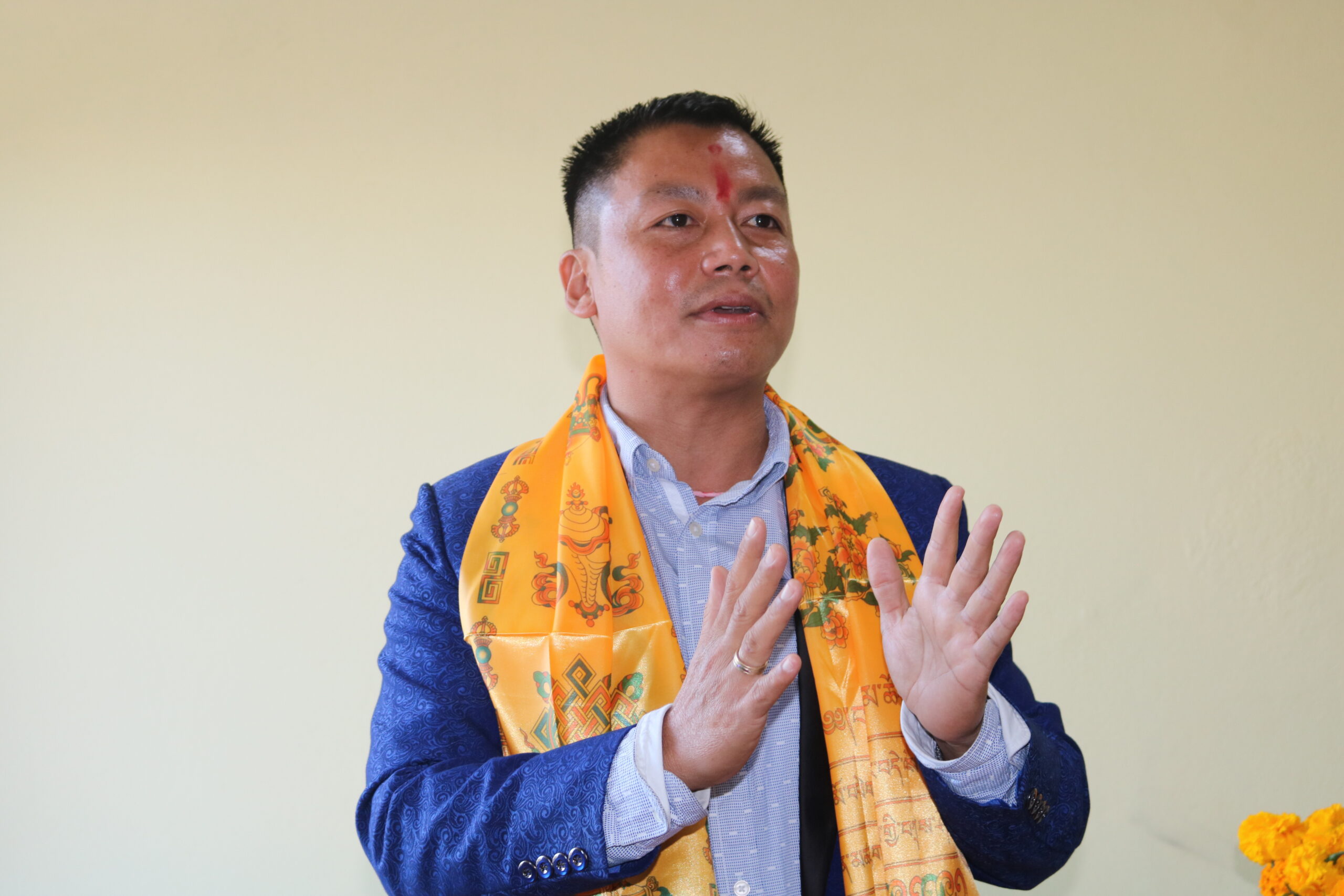 नेकपाका युवा नेता पारुहाङ राईले अनाथ बालिकालाई स्टेसनरी सामान उपलब्ध गराएर मनाए आफ्नो जन्मदिन