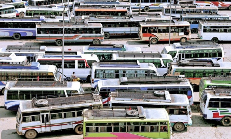 सवारी साधन रोकेर रकम मागेको अभियोगमा छ युवा पक्राउ