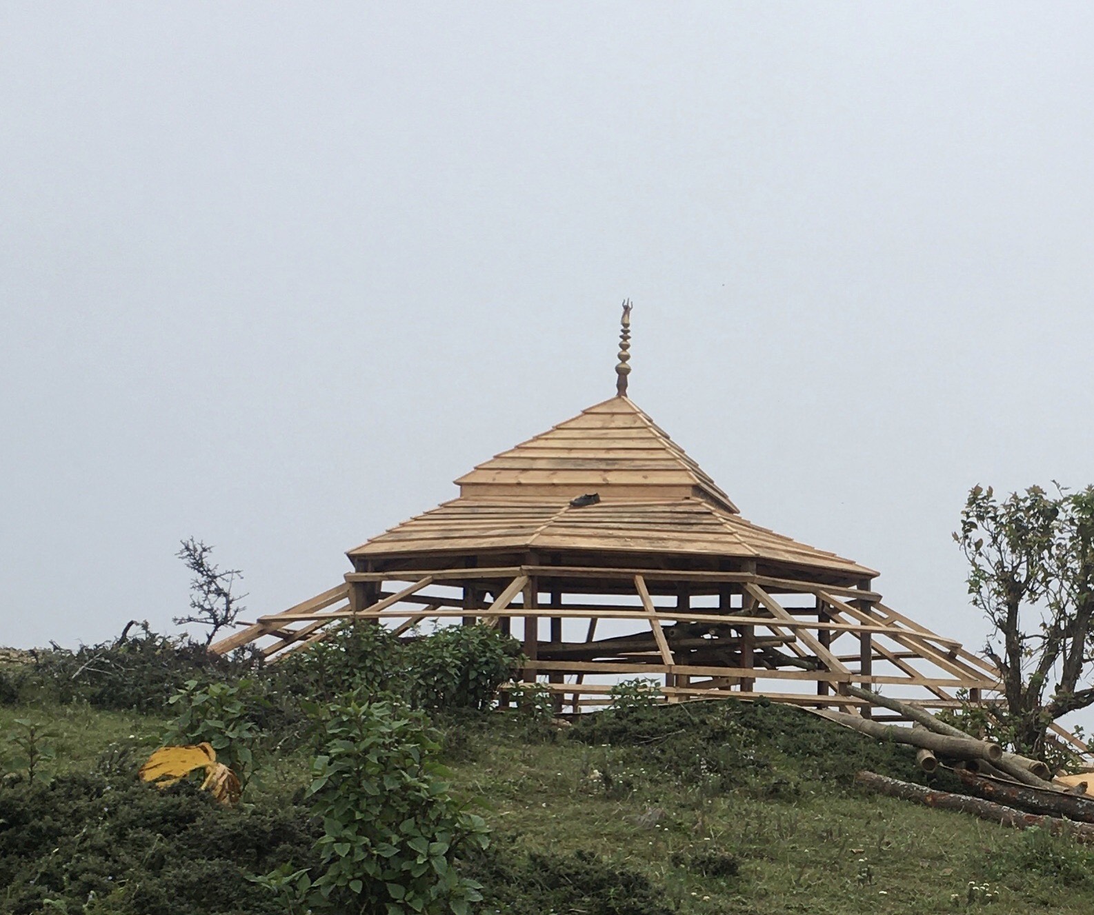 दुई हजार मि अग्लो डाँडामा काठको मन्दिर निर्माण