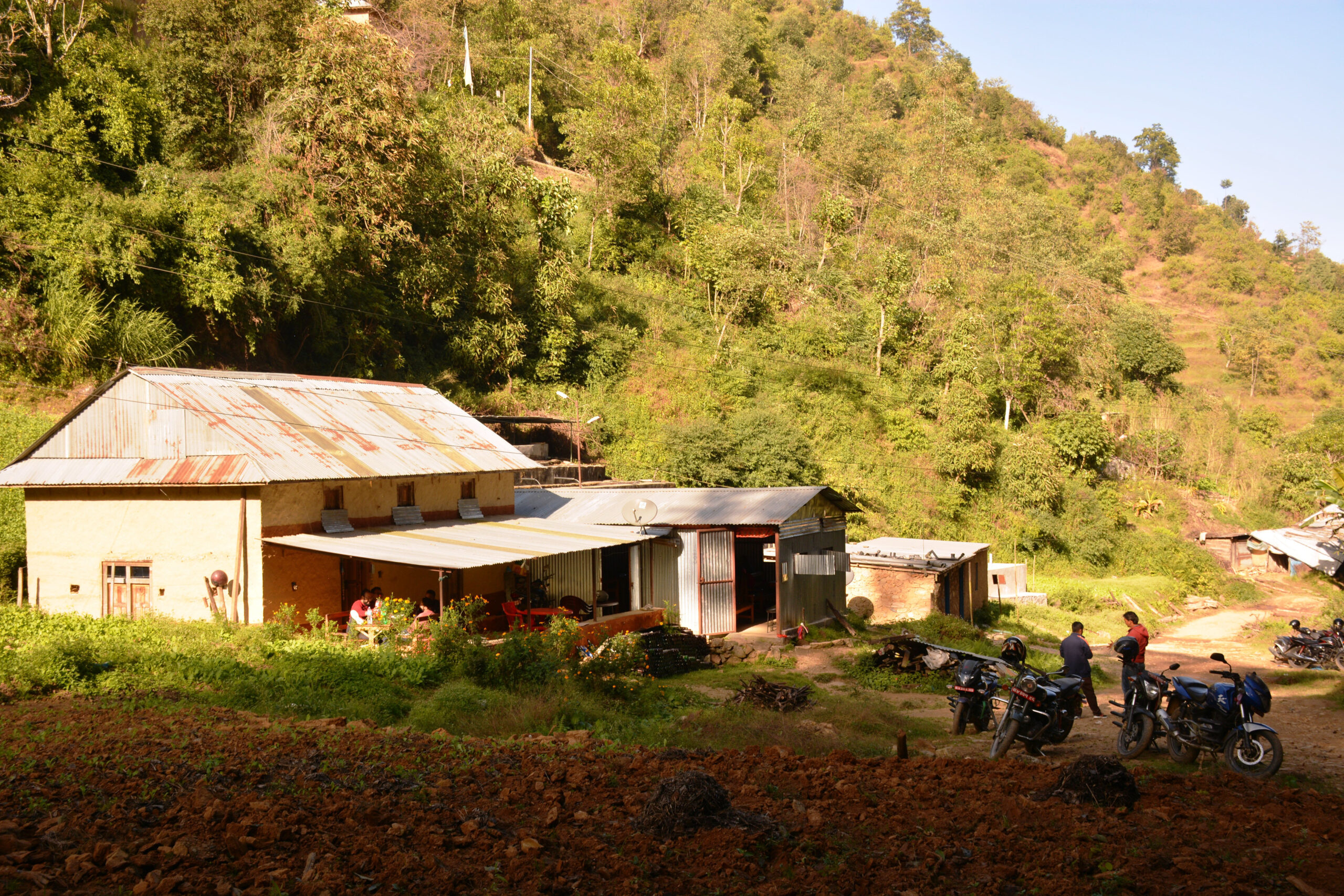 माछापालनसँगै खुलेको होटल व्यवसाय