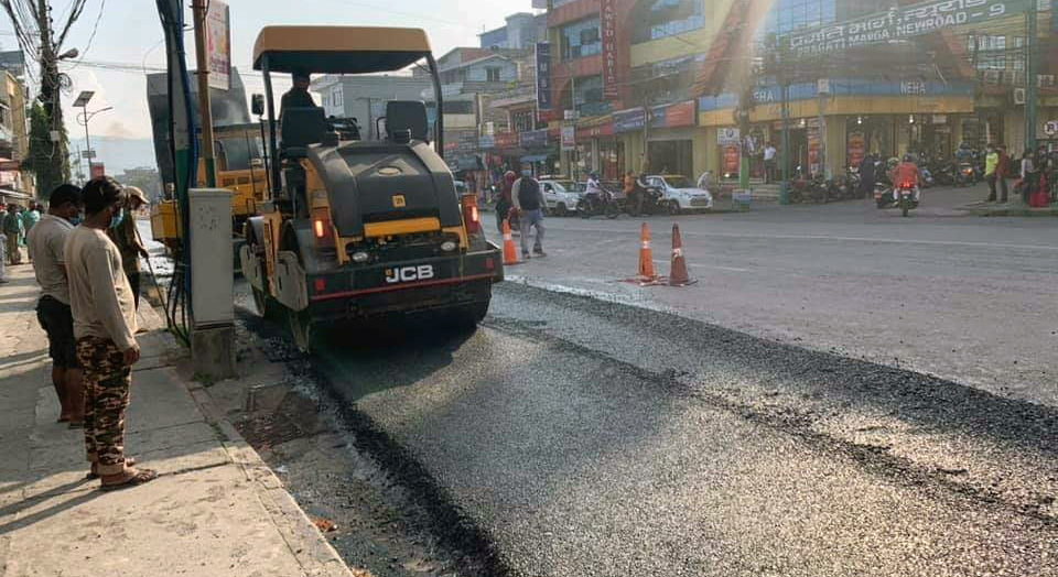 प्रदेश सरकारबाट पोखरामा अमेरिकी ‘अस्फाल्ट’ प्रविधिबाट कालोपत्रे शुरु