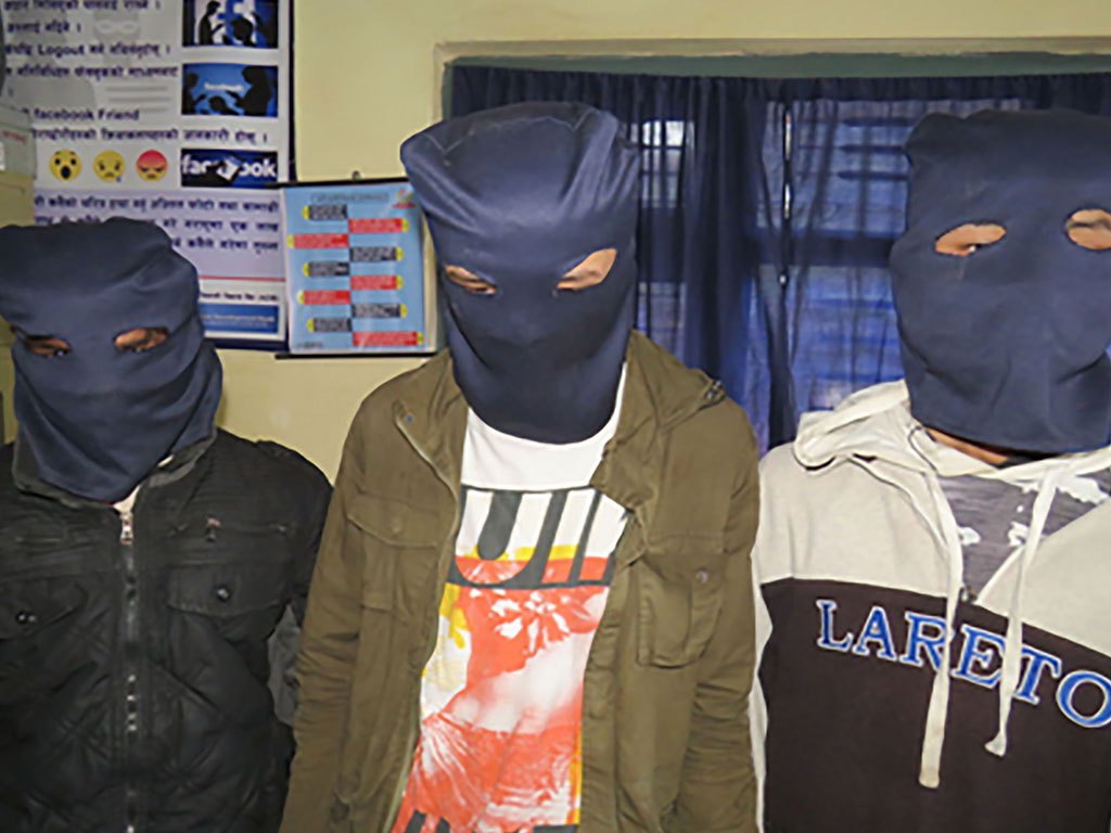 लागुऔषधसहित तीन पक्राउ